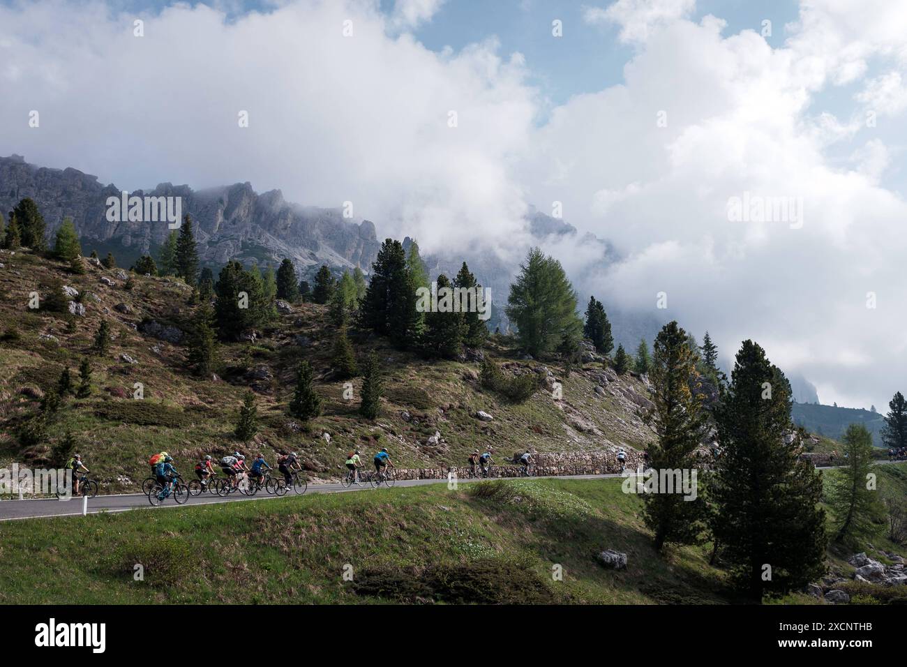 Sella Ronda Bikeday in den Dolomiten in der Region Alta Badia. Die sogenannte Sella Runde Gilt als eine der schönsten Alpentouren für Radfahrer. Auf etwas über 50km überquert man 4 Alpenpässe rund um die Sellagruppe. Die Pässe sind der Passo Gardena Grödener Joch, Passo Sella, Passo Pordoi und der Passo Campolongo. 2 mal pro Jahr findet der Sella Ronda Bikeday statt. An diesem Tag sind die Straßen nur für Radfahrer freigegeben. Bis zu 20,000 Teilnehmer. Radfahrer am Anstieg zum Passo Gardena Dolomiten *** Sella Ronda Bikeday dans les Dolomites de la région de l'Alta Badia, la Sella Round i. Banque D'Images