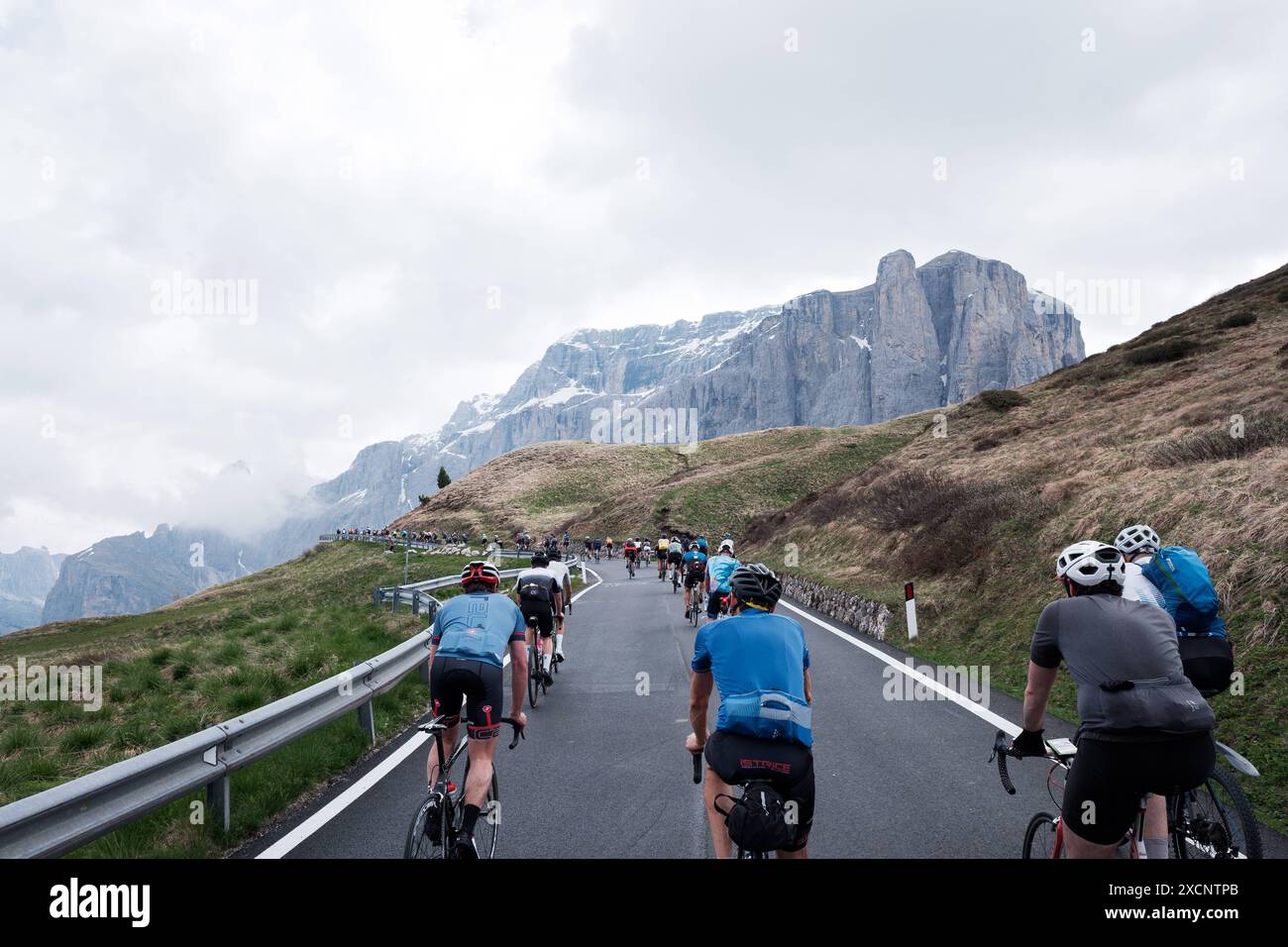 Sella Ronda Bikeday in den Dolomiten in der Region Alta Badia. Die sogenannte Sella Runde Gilt als eine der schönsten Alpentouren für Radfahrer. Auf etwas über 50km überquert man 4 Alpenpässe rund um die Sellagruppe. Die Pässe sind der Passo Gardena Grödener Joch, Passo Sella, Passo Pordoi und der Passo Campolongo. 2 mal pro Jahr findet der Sella Ronda Bikeday statt. An diesem Tag sind die Straßen nur für Radfahrer freigegeben. Bis zu 20,000 Teilnehmer. Radfahrer beim Anstieg zum Passo Sella. Dolomiten *** Sella Ronda Bikeday dans les Dolomites dans la région de l'Alta Badia la soi-disant Sella Round Banque D'Images