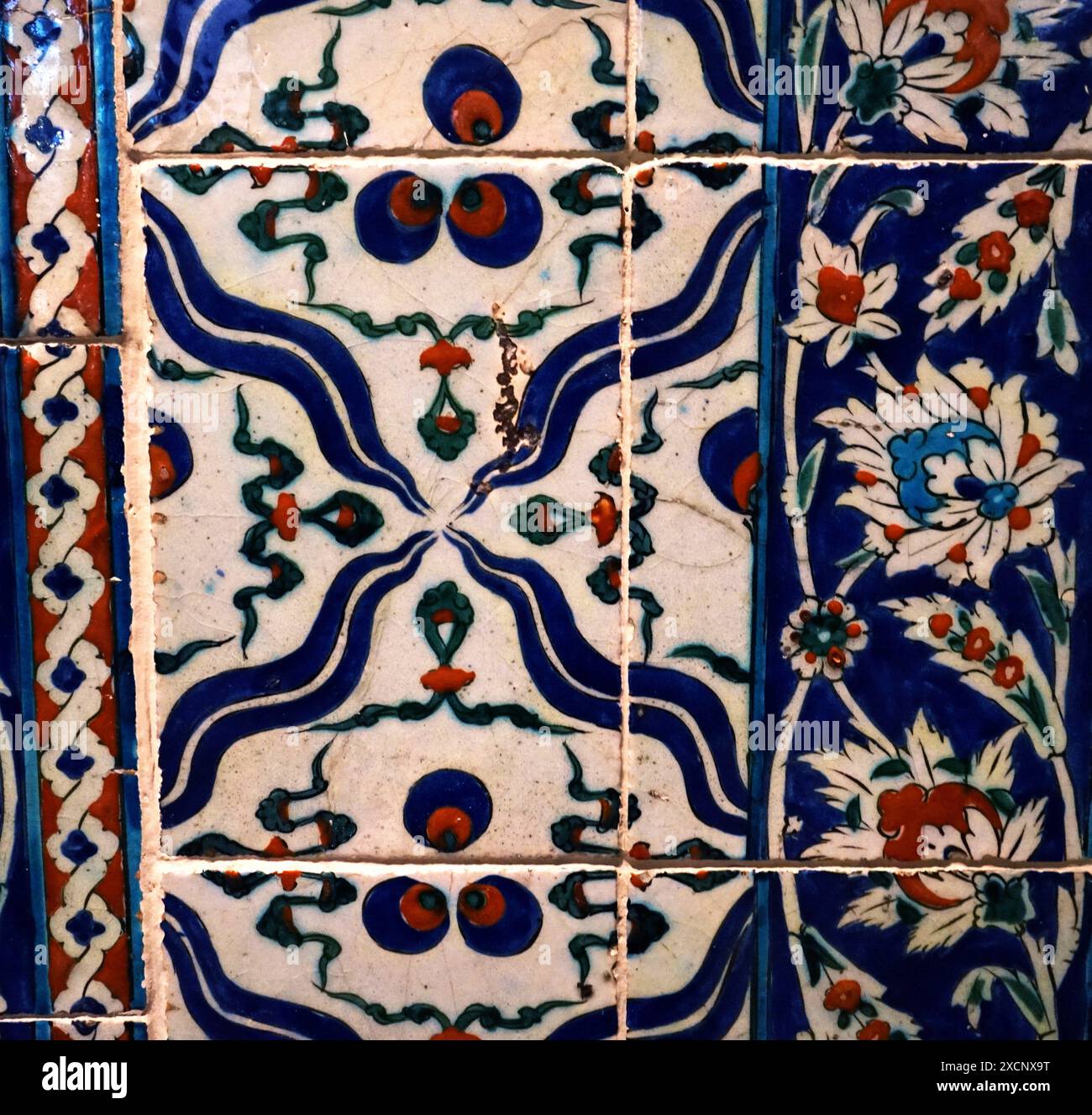 Pouf, carrelage Chimneypiece ; à partir de la Turquie, Istanbul probablement. En date du 1731. Fritware avec sous-glace decoration Banque D'Images