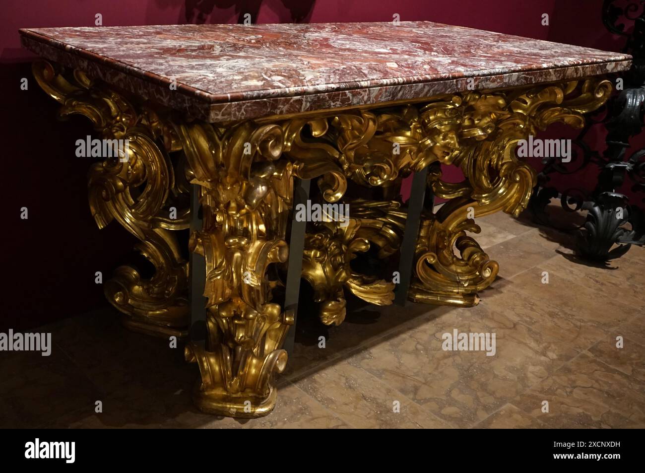 Table en marbre italien avec peuplier doré et de pin. En date du 17e siècle Banque D'Images