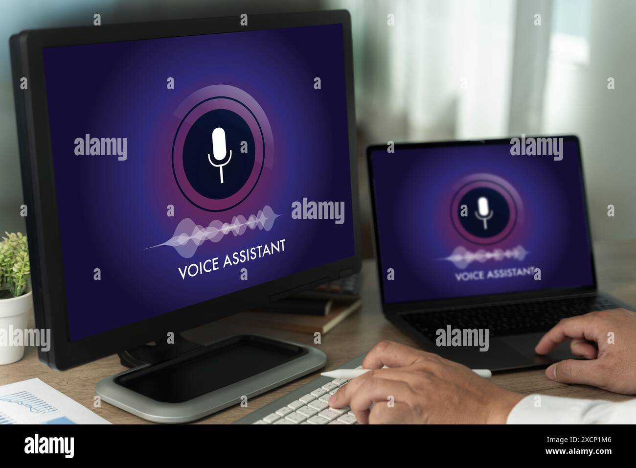 Ai Voice Assistant homme parlant avec l'assistant numérique sur l'ordinateur utilise l'automatisation de recherche vocale de messagerie vocale facile Banque D'Images