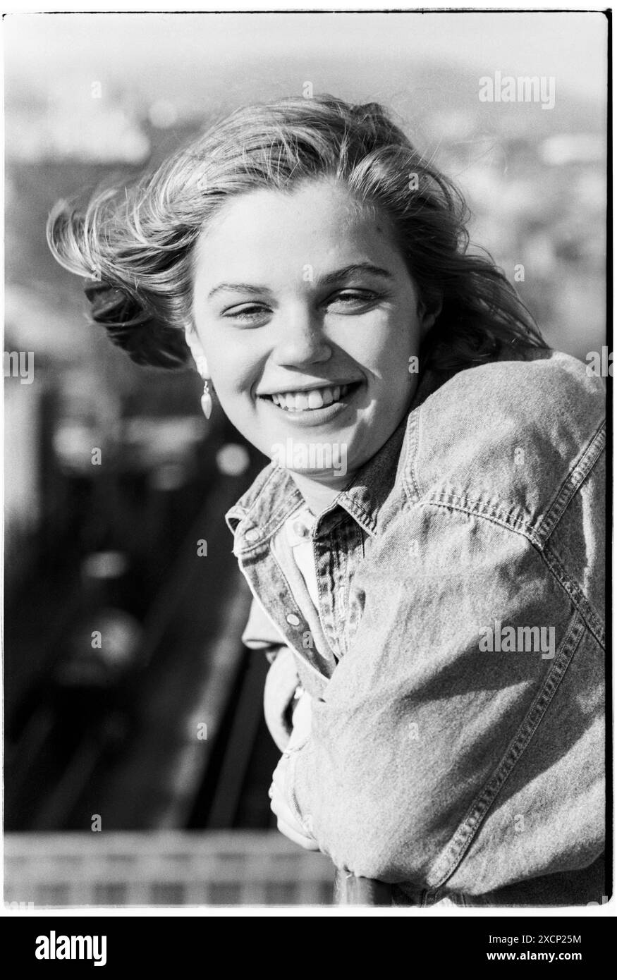FILE PICS – CARDIFF, PAYS DE GALLES, Royaume-Uni - 12 FÉVRIER 1994 : Vicky Alexander pose sur un balcon sur le toit du Students’ Union Building à Cardiff lors de sa campagne électorale réussie pour la présidence. Vicky remporte sa course à l'élection présidentielle par 1153 voix contre 627. INFO : Vicky Alexander – Victoria Alexander, maintenant Lady Victoria Starmer – a fait partie de l’équipe de direction du Syndicat des étudiants de l’Université de Cardiff en tant qu’agente de l’éducation et du bien-être social (1993-94) et présidente (1994-95). Il peut y avoir des imperfections dans ce négatif d'archive vieux de 30 ans. Photo : Rob Watkins/Alamy Live News Banque D'Images