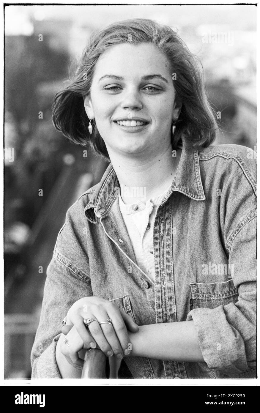 FILE PICS – CARDIFF, PAYS DE GALLES, Royaume-Uni - 12 FÉVRIER 1994 : Vicky Alexander pose sur un balcon sur le toit du Students’ Union Building à Cardiff lors de sa campagne électorale réussie pour la présidence. Vicky remporte sa course à l'élection présidentielle par 1153 voix contre 627. INFO : Vicky Alexander – Victoria Alexander, maintenant Lady Victoria Starmer – a fait partie de l’équipe de direction du Syndicat des étudiants de l’Université de Cardiff en tant qu’agente de l’éducation et du bien-être social (1993-94) et présidente (1994-95). Il peut y avoir des imperfections dans ce négatif d'archive vieux de 30 ans. Photo : Rob Watkins/Alamy Live News Banque D'Images