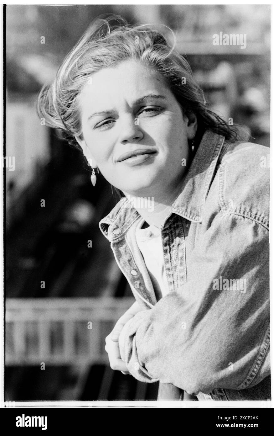 FILE PICS – CARDIFF, PAYS DE GALLES, Royaume-Uni - 12 FÉVRIER 1994 : Vicky Alexander pose sur un balcon sur le toit du Students’ Union Building à Cardiff lors de sa campagne électorale réussie pour la présidence. Vicky remporte sa course à l'élection présidentielle par 1153 voix contre 627. INFO : Vicky Alexander – Victoria Alexander, maintenant Lady Victoria Starmer – a fait partie de l’équipe de direction du Syndicat des étudiants de l’Université de Cardiff en tant qu’agente de l’éducation et du bien-être social (1993-94) et présidente (1994-95). Il peut y avoir des imperfections dans ce négatif d'archive vieux de 30 ans. Photo : Rob Watkins/Alamy Live News Banque D'Images