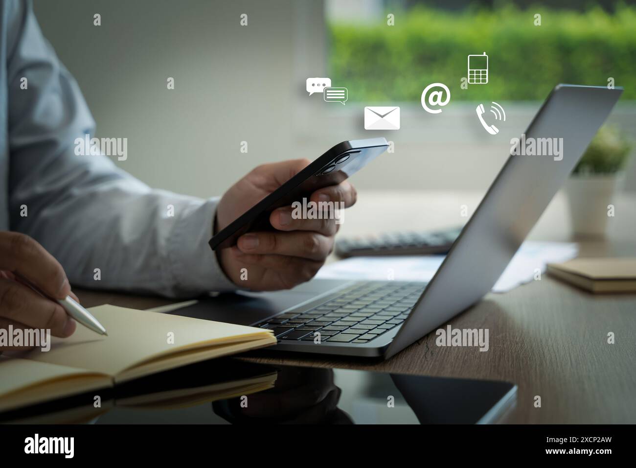 Un homme D'affaires dans un bureau CONTACTEZ-NOUS (Customer support Hotline People CONNECT ) Banque D'Images