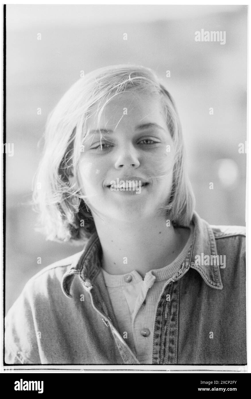 FILE PICS – CARDIFF, PAYS DE GALLES, Royaume-Uni - 12 FÉVRIER 1994 : Vicky Alexander pose sur un balcon sur le toit du Students’ Union Building à Cardiff lors de sa campagne électorale réussie pour la présidence. Vicky remporte sa course à l'élection présidentielle par 1153 voix contre 627. INFO : Vicky Alexander – Victoria Alexander, maintenant Lady Victoria Starmer – a fait partie de l’équipe de direction du Syndicat des étudiants de l’Université de Cardiff en tant qu’agente de l’éducation et du bien-être social (1993-94) et présidente (1994-95). Il peut y avoir des imperfections dans ce négatif d'archive vieux de 30 ans. Photo : Rob Watkins/Alamy Live News Banque D'Images