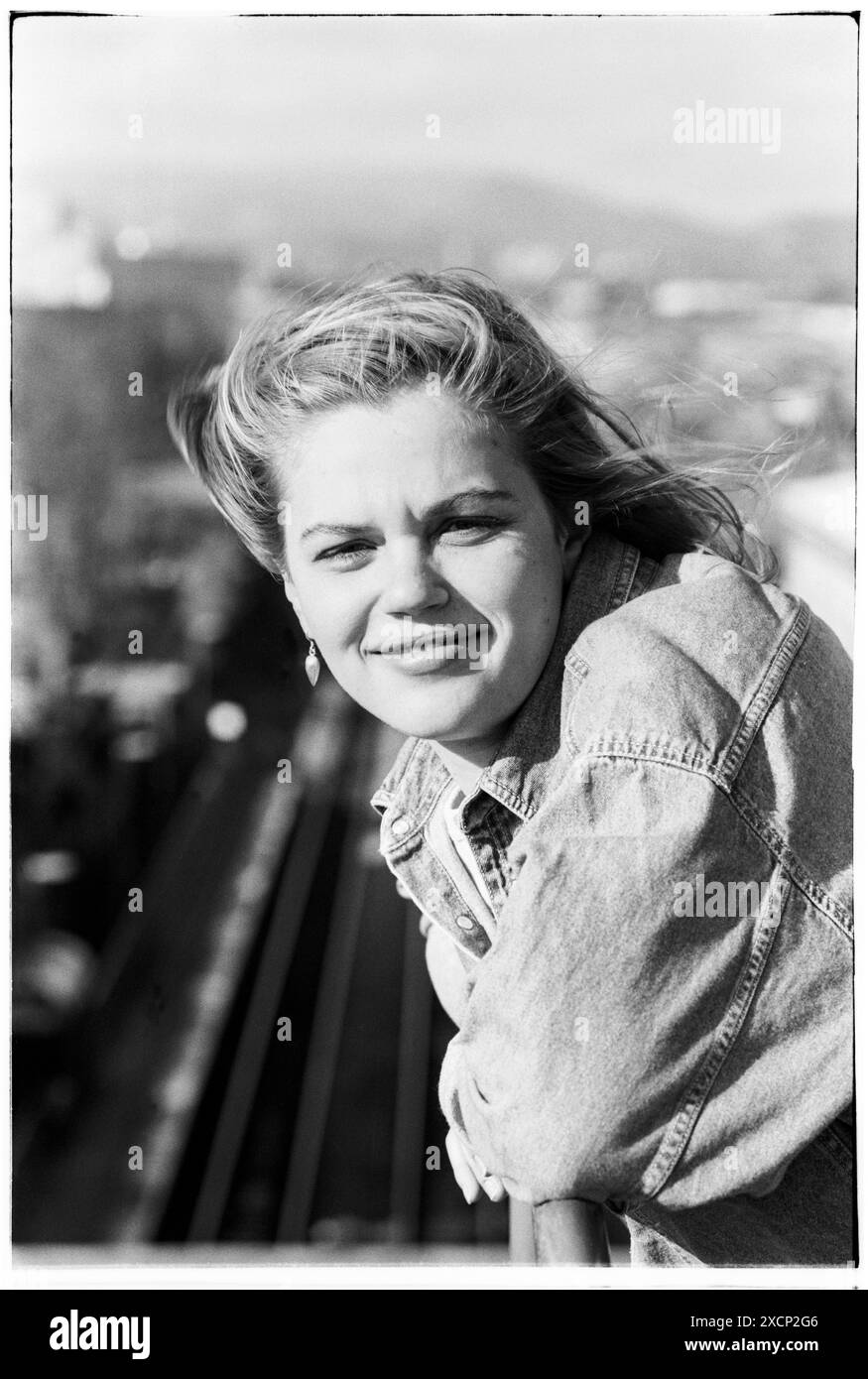 FILE PICS – CARDIFF, PAYS DE GALLES, Royaume-Uni - 12 FÉVRIER 1994 : Vicky Alexander pose sur un balcon sur le toit du Students’ Union Building à Cardiff lors de sa campagne électorale réussie pour la présidence. Vicky remporte sa course à l'élection présidentielle par 1153 voix contre 627. INFO : Vicky Alexander – Victoria Alexander, maintenant Lady Victoria Starmer – a fait partie de l’équipe de direction du Syndicat des étudiants de l’Université de Cardiff en tant qu’agente de l’éducation et du bien-être social (1993-94) et présidente (1994-95). Il peut y avoir des imperfections dans ce négatif d'archive vieux de 30 ans. Photo : Rob Watkins/Alamy Live News Banque D'Images