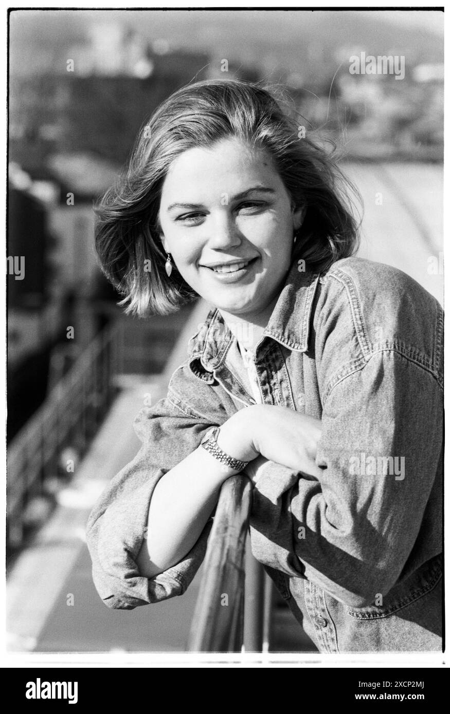 FILE PICS – CARDIFF, PAYS DE GALLES, Royaume-Uni - 12 FÉVRIER 1994 : Vicky Alexander pose sur un balcon sur le toit du Students’ Union Building à Cardiff lors de sa campagne électorale réussie pour la présidence. Vicky remporte sa course à l'élection présidentielle par 1153 voix contre 627. INFO : Vicky Alexander – Victoria Alexander, maintenant Lady Victoria Starmer – a fait partie de l’équipe de direction du Syndicat des étudiants de l’Université de Cardiff en tant qu’agente de l’éducation et du bien-être social (1993-94) et présidente (1994-95). Il peut y avoir des imperfections dans ce négatif d'archive vieux de 30 ans. Photo : Rob Watkins/Alamy Live News Banque D'Images