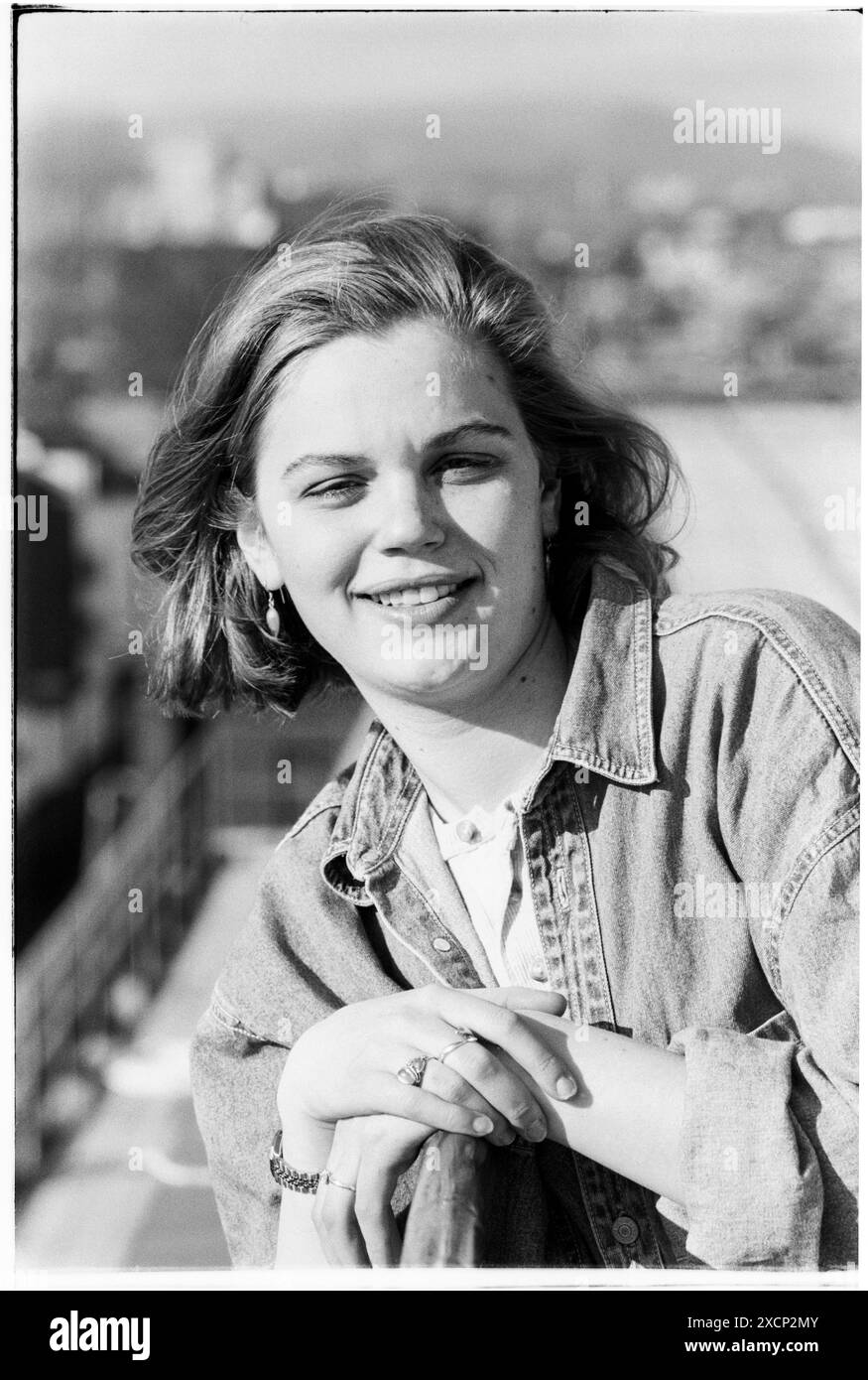FILE PICS – CARDIFF, PAYS DE GALLES, Royaume-Uni - 12 FÉVRIER 1994 : Vicky Alexander pose sur un balcon sur le toit du Students’ Union Building à Cardiff lors de sa campagne électorale réussie pour la présidence. Vicky remporte sa course à l'élection présidentielle par 1153 voix contre 627. INFO : Vicky Alexander – Victoria Alexander, maintenant Lady Victoria Starmer – a fait partie de l’équipe de direction du Syndicat des étudiants de l’Université de Cardiff en tant qu’agente de l’éducation et du bien-être social (1993-94) et présidente (1994-95). Il peut y avoir des imperfections dans ce négatif d'archive vieux de 30 ans. Photo : Rob Watkins/Alamy Live News Banque D'Images