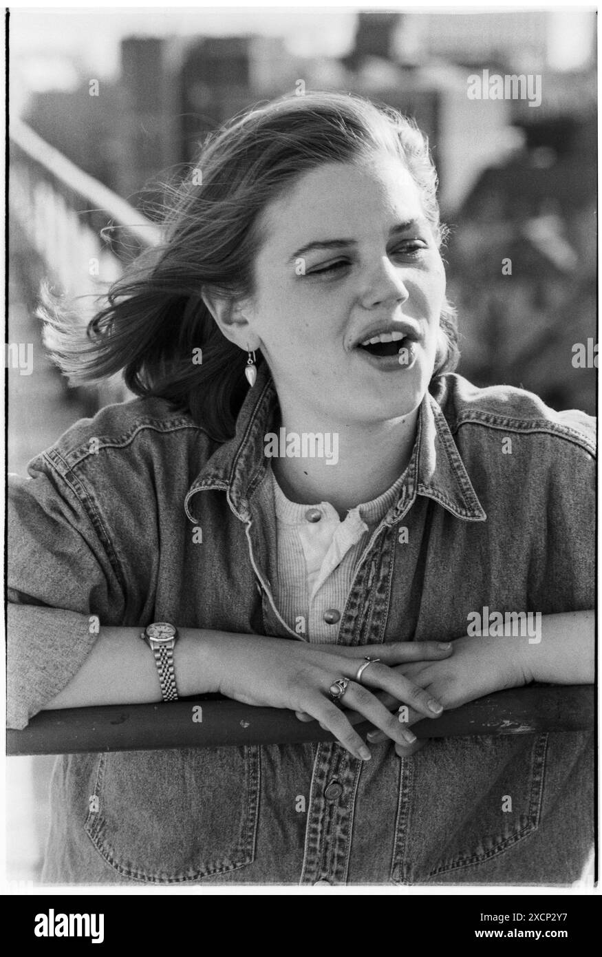 FILE PICS – CARDIFF, PAYS DE GALLES, Royaume-Uni - 12 FÉVRIER 1994 : Vicky Alexander pose sur un balcon sur le toit du Students’ Union Building à Cardiff lors de sa campagne électorale réussie pour la présidence. Vicky remporte sa course à l'élection présidentielle par 1153 voix contre 627. INFO : Vicky Alexander – Victoria Alexander, maintenant Lady Victoria Starmer – a fait partie de l’équipe de direction du Syndicat des étudiants de l’Université de Cardiff en tant qu’agente de l’éducation et du bien-être social (1993-94) et présidente (1994-95). Il peut y avoir des imperfections dans ce négatif d'archive vieux de 30 ans. Photo : Rob Watkins/Alamy Live News Banque D'Images