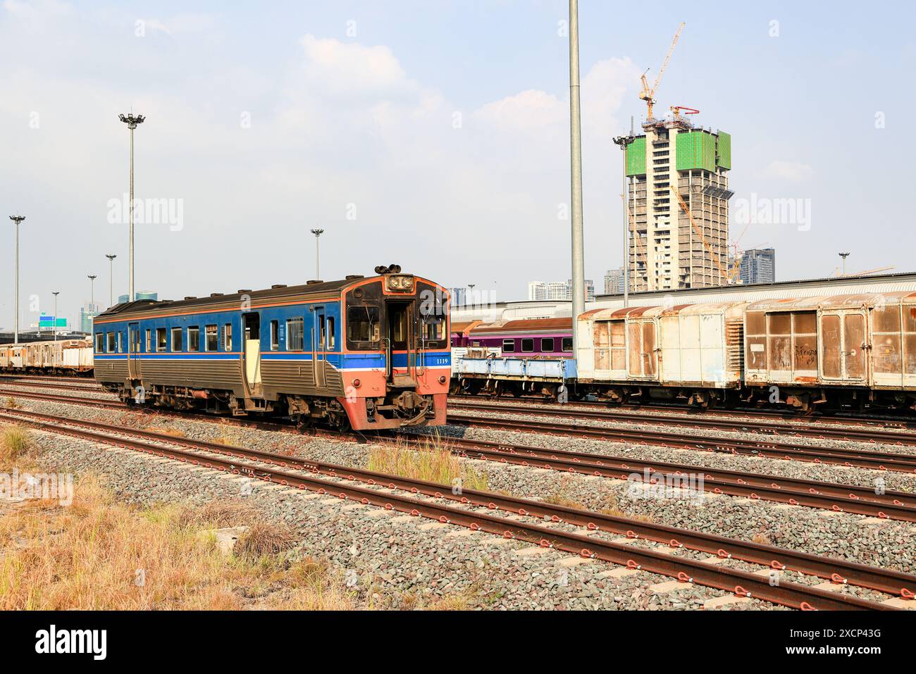 Unité multiple diesel ou wagon diesel sur les voies ferrées près de la gare. Banque D'Images