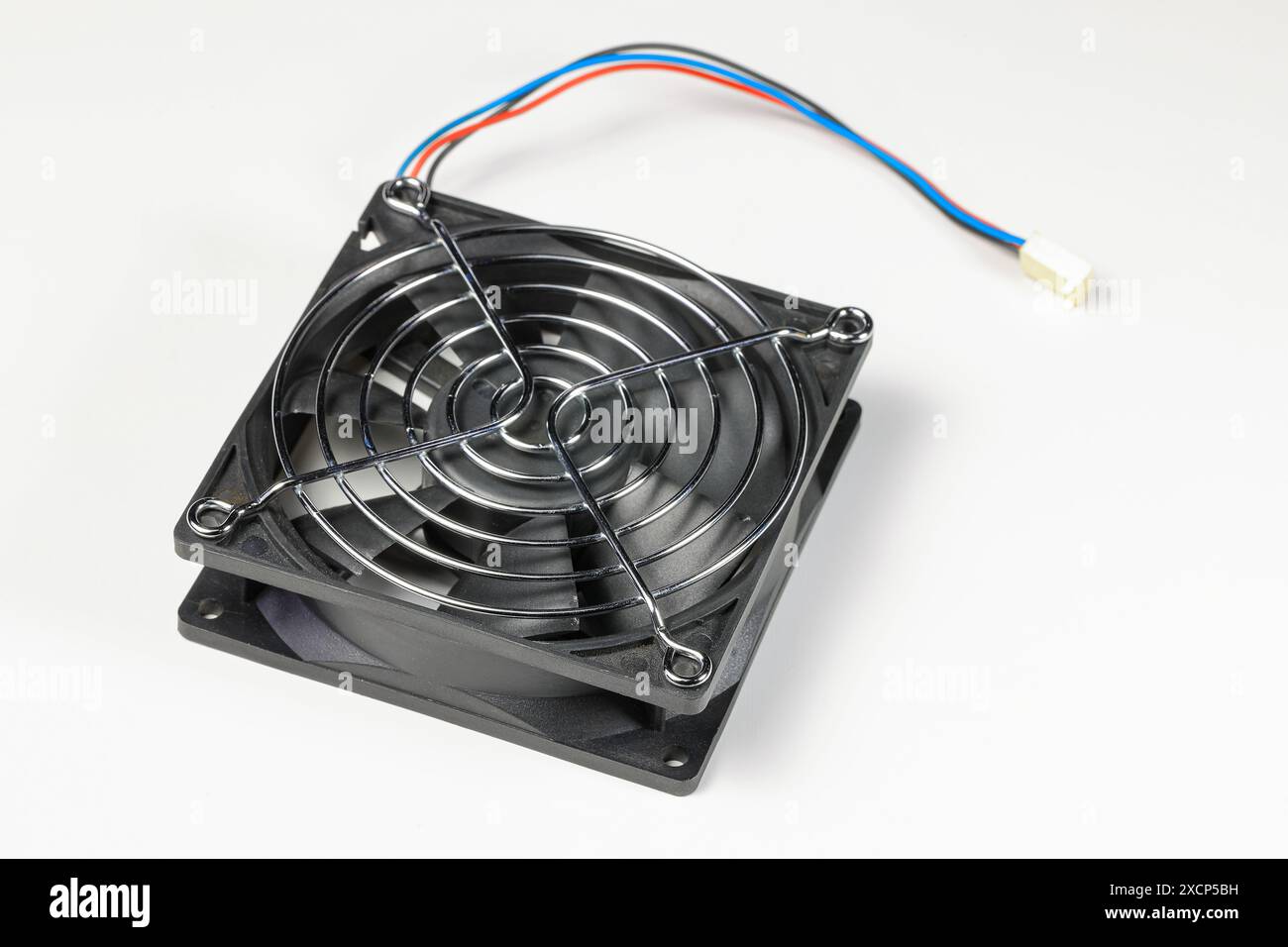 Ventilateur de CPU, ventilateur de boîtier refroidisseur d'ordinateur ou ventilation de refroidissement pour ordinateur , isolé sur fond blanc. Banque D'Images