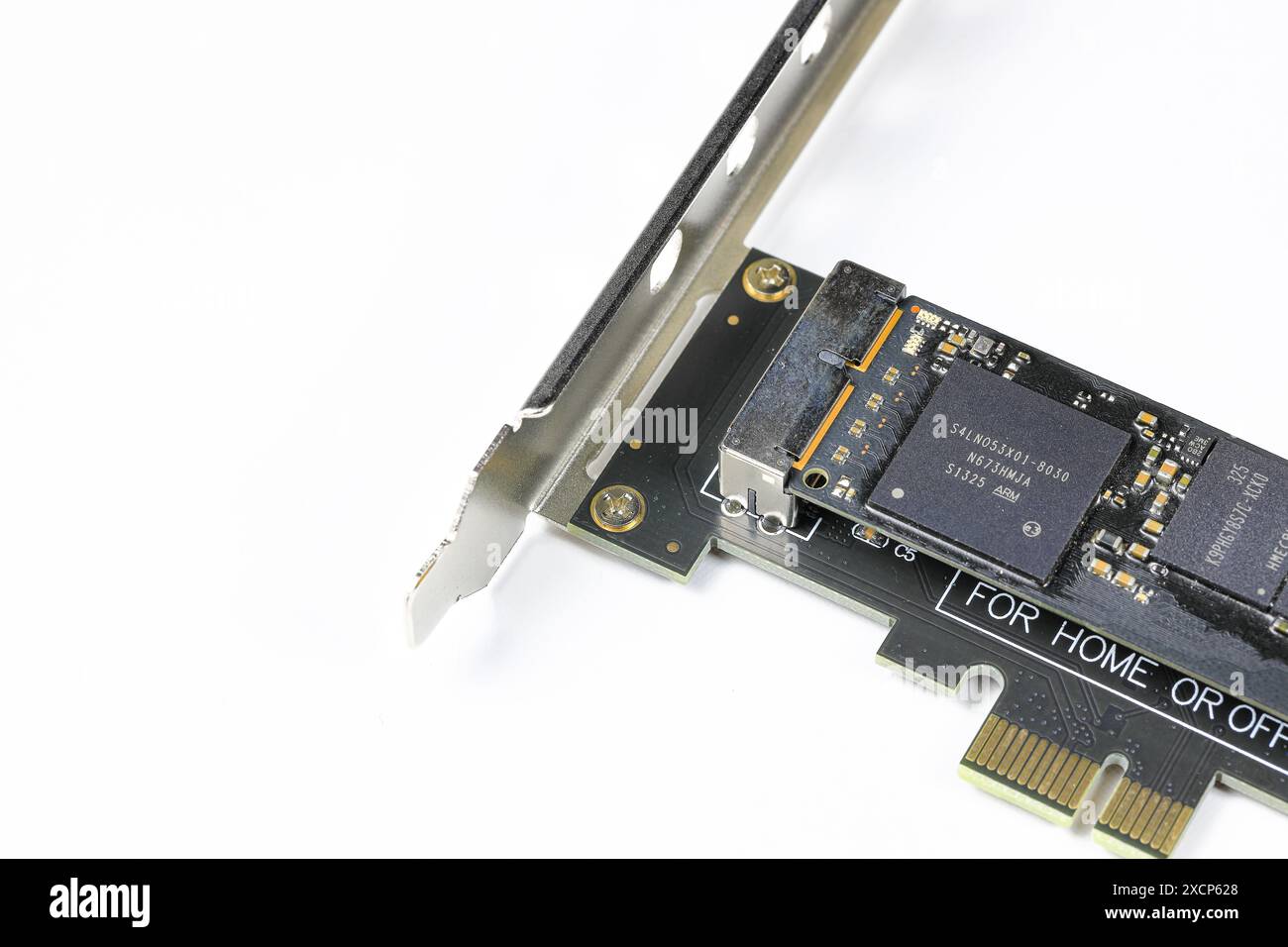 Gros plan carte PCIe du contrôleur de stockage avec stockage NVMe isolez-vous sur un fond blanc. Banque D'Images