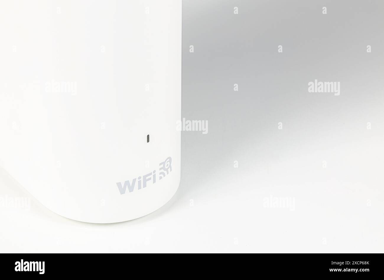 Gros plan sur le routeur wi-fi 6 double bande sur la table blanche. Banque D'Images