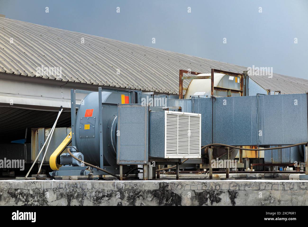 Unité externe du système de climatisation et de ventilation installé sur le toit du bâtiment industriel. Banque D'Images