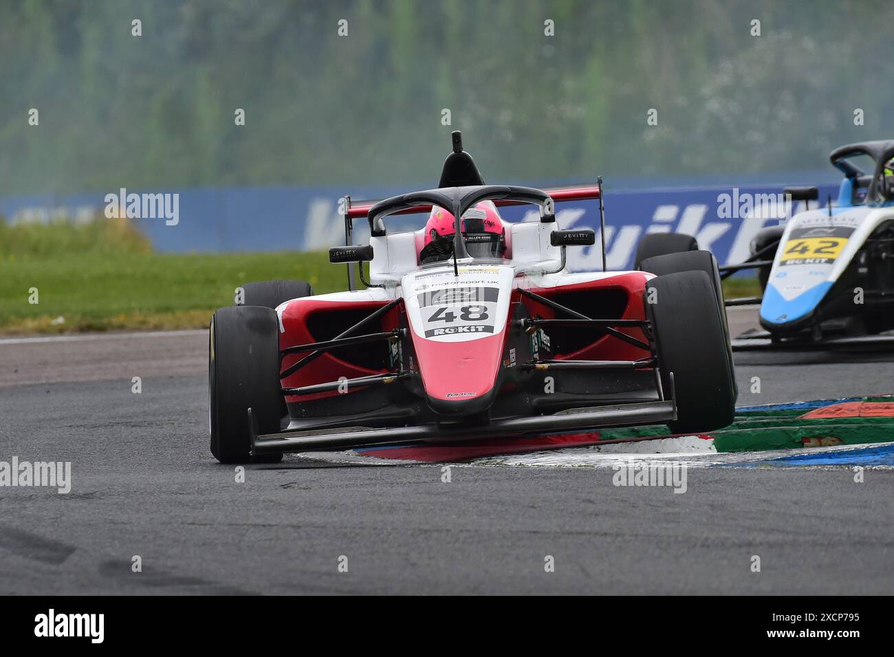 Lever une roue, Alex Berg, Fortec Motorsport, ROKiT F4 British Championship, certifié par la FIA, trois courses de vingt minutes sur le week-end Banque D'Images