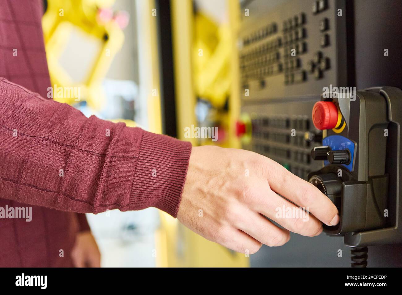 Controlleur Robot Gros plan de la main d'un ingénieur ajustant un contrôleur de robot ...