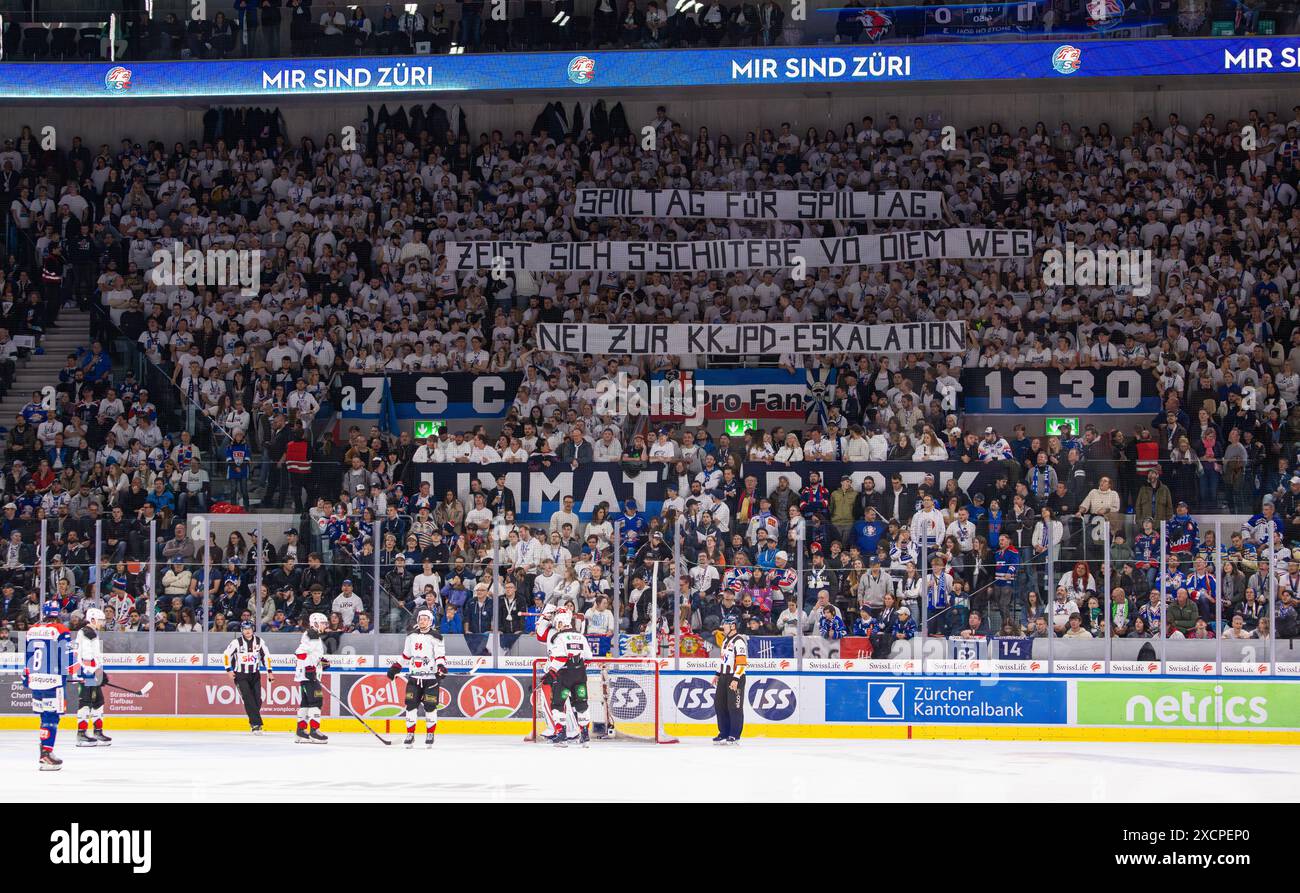 Zurich, Suisse, 20 avril 2024 : les fans des ZSC Lions protestent contre les mesures prises par les autorités contre la violence des fans. Le m Banque D'Images