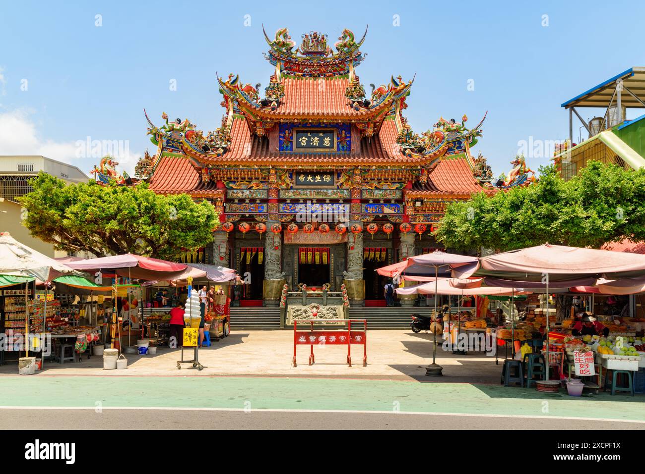 Kaohsiung, Taiwan - 30 avril 2019 : vue imprenable sur le Palais CIH Ji (Temple Bao Sheng Da Di) près du lac Lotus. Banque D'Images