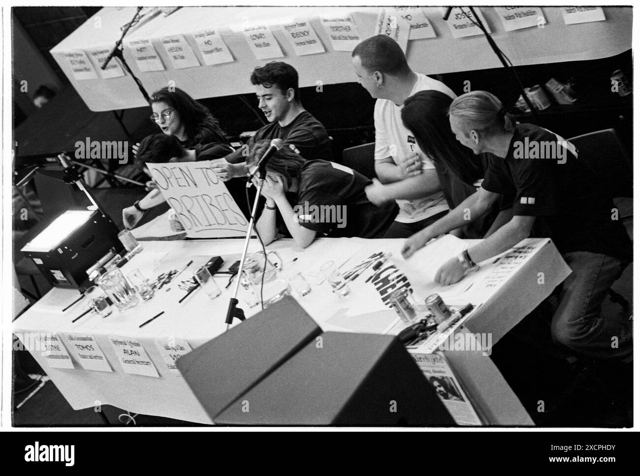 PHOTOS – CARDIFF, PAYS DE GALLES, ROYAUME-UNI - 6 OCTOBRE 1993 : Vicky Alexander (au centre de la table de devant sur scène), la tête dans les mains, réagit à une pancarte de blague de mauvais goût tenue par le secrétaire général lors de l’Assemblée générale annuelle, bien fréquentée, au Students’ Union Building Great Hall à Cardiff. INFO : Vicky Alexander – Victoria Alexander, maintenant Lady Victoria Starmer – a fait partie de l’équipe de direction du Syndicat des étudiants de l’Université de Cardiff en tant qu’agente de l’éducation et du bien-être social (1993-94) et présidente (1994-95). Il peut y avoir des imperfections dans ce négatif d'archive vieux de 30 ans. Photo : Rob Watkins/Alamy Live News Banque D'Images