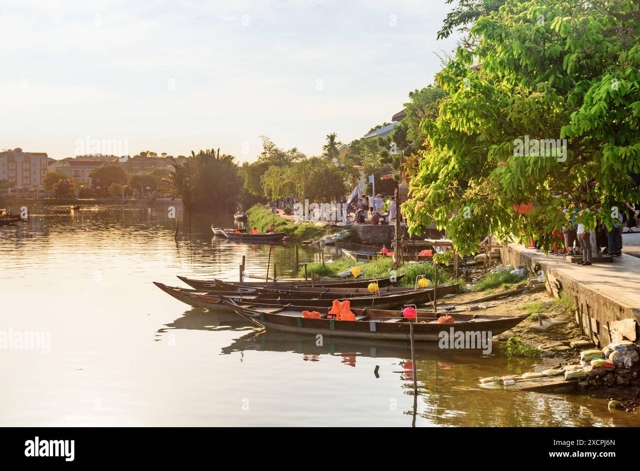 Vue imprenable sur les bateaux traditionnels en bois sur la rivière Thu bon au coucher du soleil. Hoi an Ancient Town (Hoian), Vietnam. Hoi an est une destination touristique populaire Banque D'Images