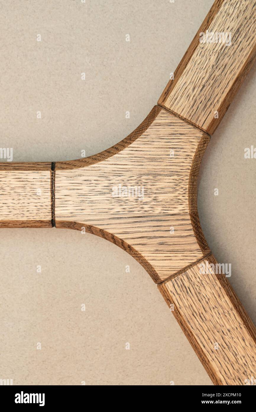 Le cadre en bois à triple articulation de la table est en chêne massif et est teinté et laqué vue rapprochée Banque D'Images