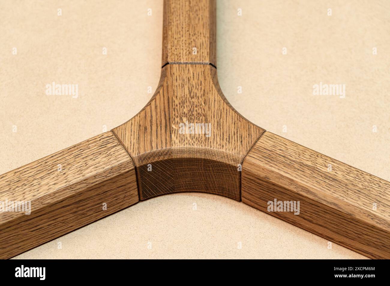 Le cadre en bois à triple articulation de la table est en chêne massif et est teinté et laqué vue rapprochée Banque D'Images