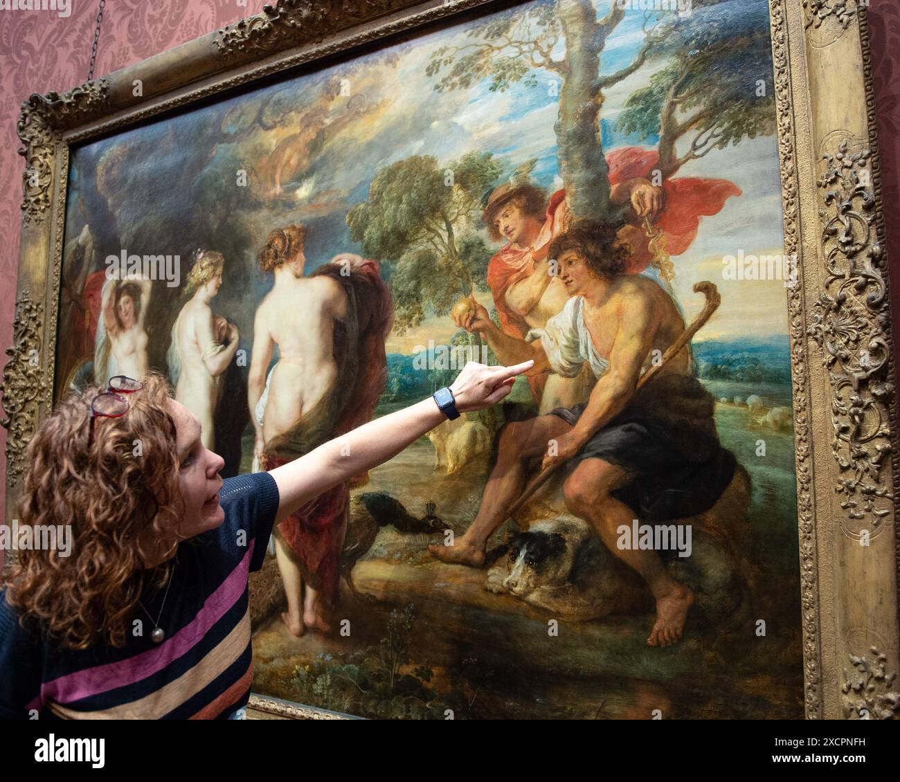 Londres, Angleterre, Royaume-Uni. 18 juin 2024. La conservatrice BRITTA NEW explique comment elle a abordé la restauration. Après une restauration de 14 mois effectuée dans le département de conservation de la Galerie, le jugement de Paris de Rubens (probablement 1632'''5) revient au public le 18 juin 2024. Ce chef-d'œuvre, peint par Peter Paul Rubens (1577'''1640) dans la dernière décennie de sa vie, représente Paris faisant son choix entre les déesses Vénus, Minerve et Junon. La restauration révèle de nouvelles découvertes sur cette pièce importante au sein de la collection de la Galerie nationale. (Crédit image : © Banque D'Images