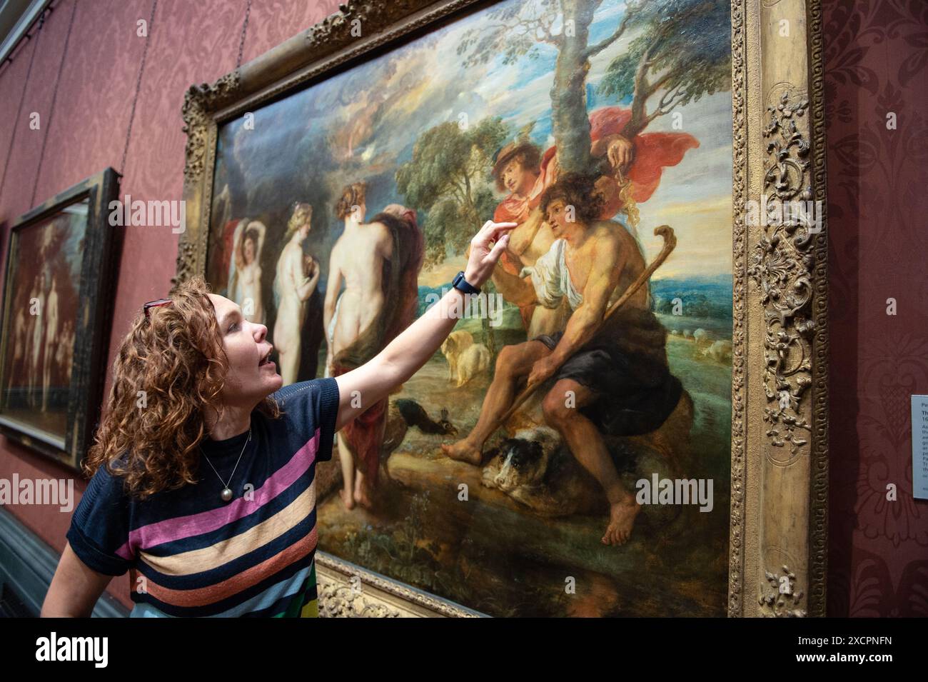 Londres, Angleterre, Royaume-Uni. 18 juin 2024. La conservatrice BRITTA NEW explique comment elle a abordé la restauration. Après une restauration de 14 mois effectuée dans le département de conservation de la Galerie, le jugement de Paris de Rubens (probablement 1632'''5) revient au public le 18 juin 2024. Ce chef-d'œuvre, peint par Peter Paul Rubens (1577'''1640) dans la dernière décennie de sa vie, représente Paris faisant son choix entre les déesses Vénus, Minerve et Junon. La restauration révèle de nouvelles découvertes sur cette pièce importante au sein de la collection de la Galerie nationale. (Crédit image : © Banque D'Images