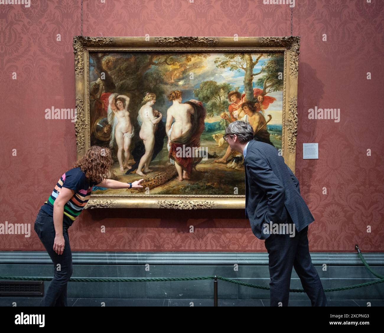 Londres, Angleterre, Royaume-Uni. 18 juin 2024. La conservatrice BRITTA NEW (à gauche) explique comment elle a abordé la restauration. Après une restauration de 14 mois effectuée dans le département de conservation de la Galerie, le jugement de Paris de Rubens (probablement 1632'''5) revient au public le 18 juin 2024. Ce chef-d'œuvre, peint par Peter Paul Rubens (1577'''1640) dans la dernière décennie de sa vie, représente Paris faisant son choix entre les déesses Vénus, Minerve et Junon. La restauration révèle de nouvelles découvertes sur cette pièce importante au sein de la collection de la Galerie nationale. (Crédit I Banque D'Images