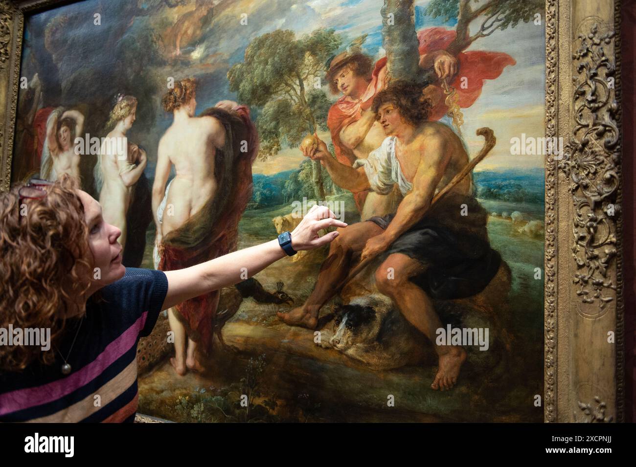 Londres, Angleterre, Royaume-Uni. 18 juin 2024. La conservatrice BRITTA NEW explique comment elle a abordé la restauration. Après une restauration de 14 mois effectuée dans le département de conservation de la Galerie, le jugement de Paris de Rubens (probablement 1632'''5) revient au public le 18 juin 2024. Ce chef-d'œuvre, peint par Peter Paul Rubens (1577'''1640) dans la dernière décennie de sa vie, représente Paris faisant son choix entre les déesses Vénus, Minerve et Junon. La restauration révèle de nouvelles découvertes sur cette pièce importante au sein de la collection de la Galerie nationale. (Crédit image : © Banque D'Images