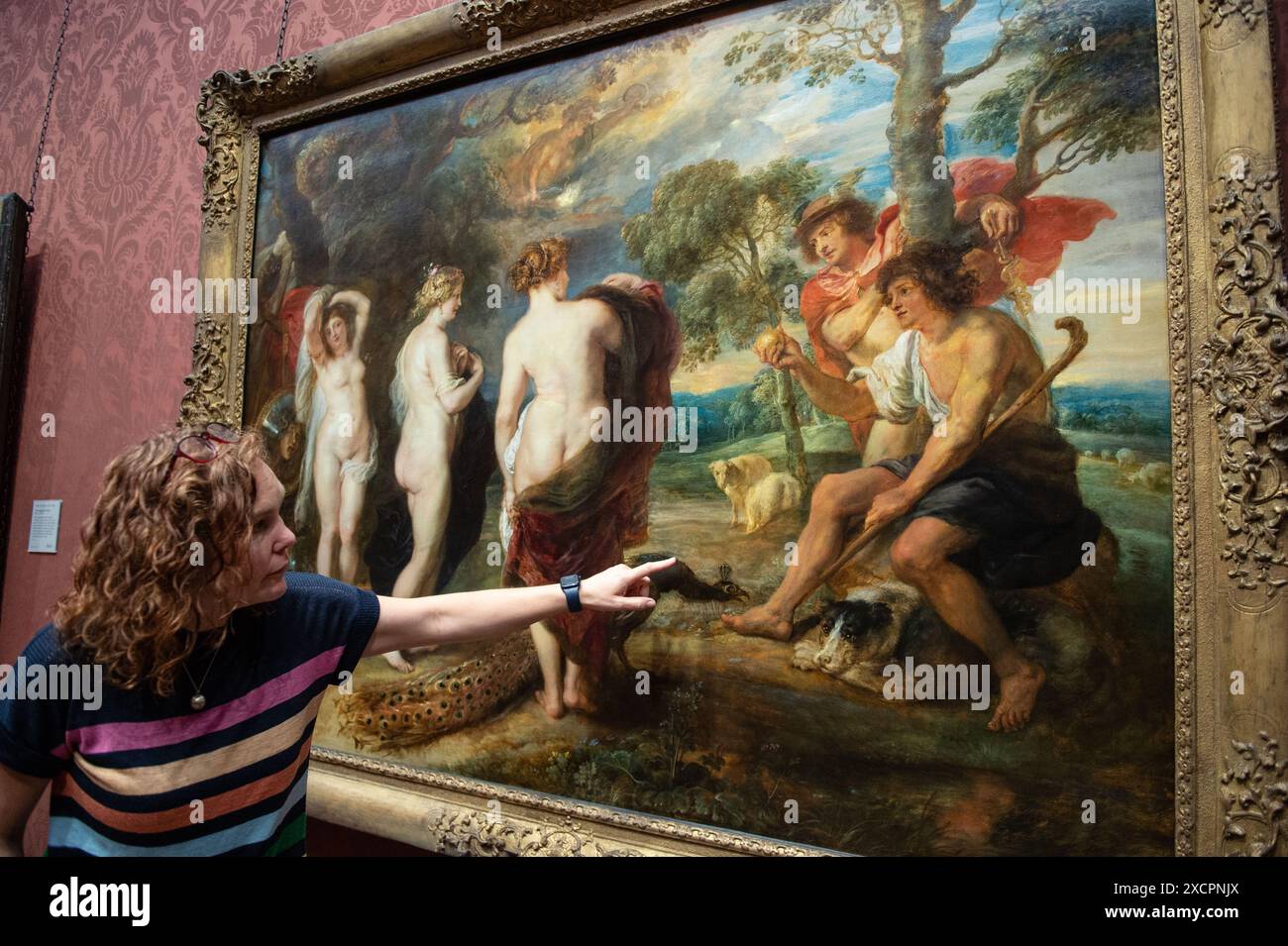 Londres, Angleterre, Royaume-Uni. 18 juin 2024. La conservatrice BRITTA NEW explique comment elle a abordé la restauration. Après une restauration de 14 mois effectuée dans le département de conservation de la Galerie, le jugement de Paris de Rubens (probablement 1632'''5) revient au public le 18 juin 2024. Ce chef-d'œuvre, peint par Peter Paul Rubens (1577'''1640) dans la dernière décennie de sa vie, représente Paris faisant son choix entre les déesses Vénus, Minerve et Junon. La restauration révèle de nouvelles découvertes sur cette pièce importante au sein de la collection de la Galerie nationale. (Crédit image : © Banque D'Images