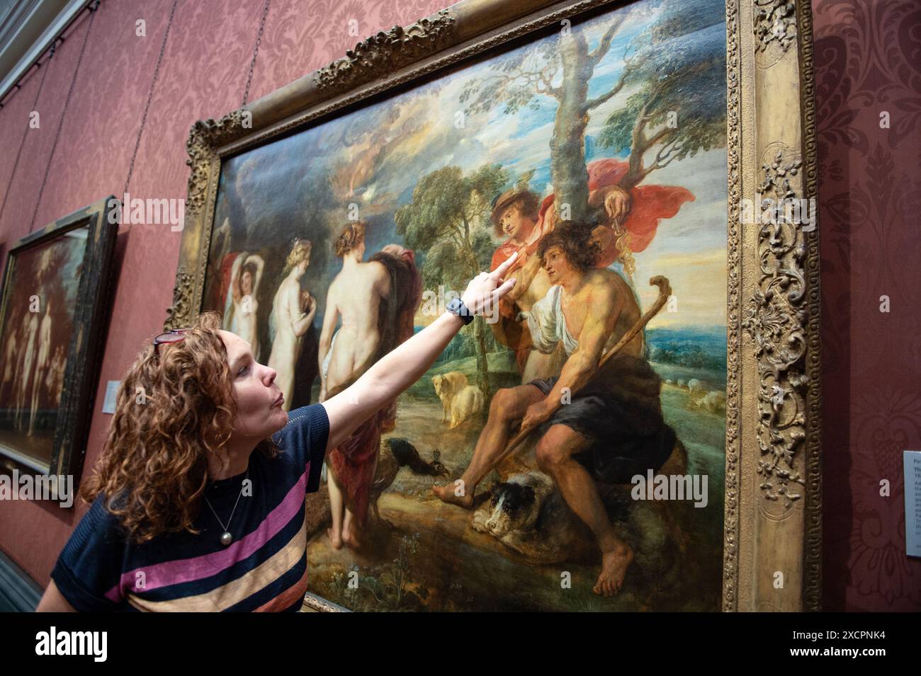 Londres, Angleterre, Royaume-Uni. 18 juin 2024. La conservatrice BRITTA NEW explique comment elle a abordé la restauration. Après une restauration de 14 mois effectuée dans le département de conservation de la Galerie, le jugement de Paris de Rubens (probablement 1632'''5) revient au public le 18 juin 2024. Ce chef-d'œuvre, peint par Peter Paul Rubens (1577'''1640) dans la dernière décennie de sa vie, représente Paris faisant son choix entre les déesses Vénus, Minerve et Junon. La restauration révèle de nouvelles découvertes sur cette pièce importante au sein de la collection de la Galerie nationale. (Crédit image : © Banque D'Images