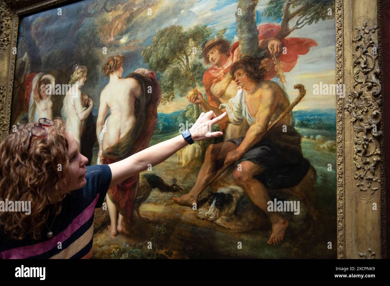 Londres, Angleterre, Royaume-Uni. 18 juin 2024. La conservatrice BRITTA NEW explique comment elle a abordé la restauration. Après une restauration de 14 mois effectuée dans le département de conservation de la Galerie, le jugement de Paris de Rubens (probablement 1632'''5) revient au public le 18 juin 2024. Ce chef-d'œuvre, peint par Peter Paul Rubens (1577'''1640) dans la dernière décennie de sa vie, représente Paris faisant son choix entre les déesses Vénus, Minerve et Junon. La restauration révèle de nouvelles découvertes sur cette pièce importante au sein de la collection de la Galerie nationale. (Crédit image : © Banque D'Images