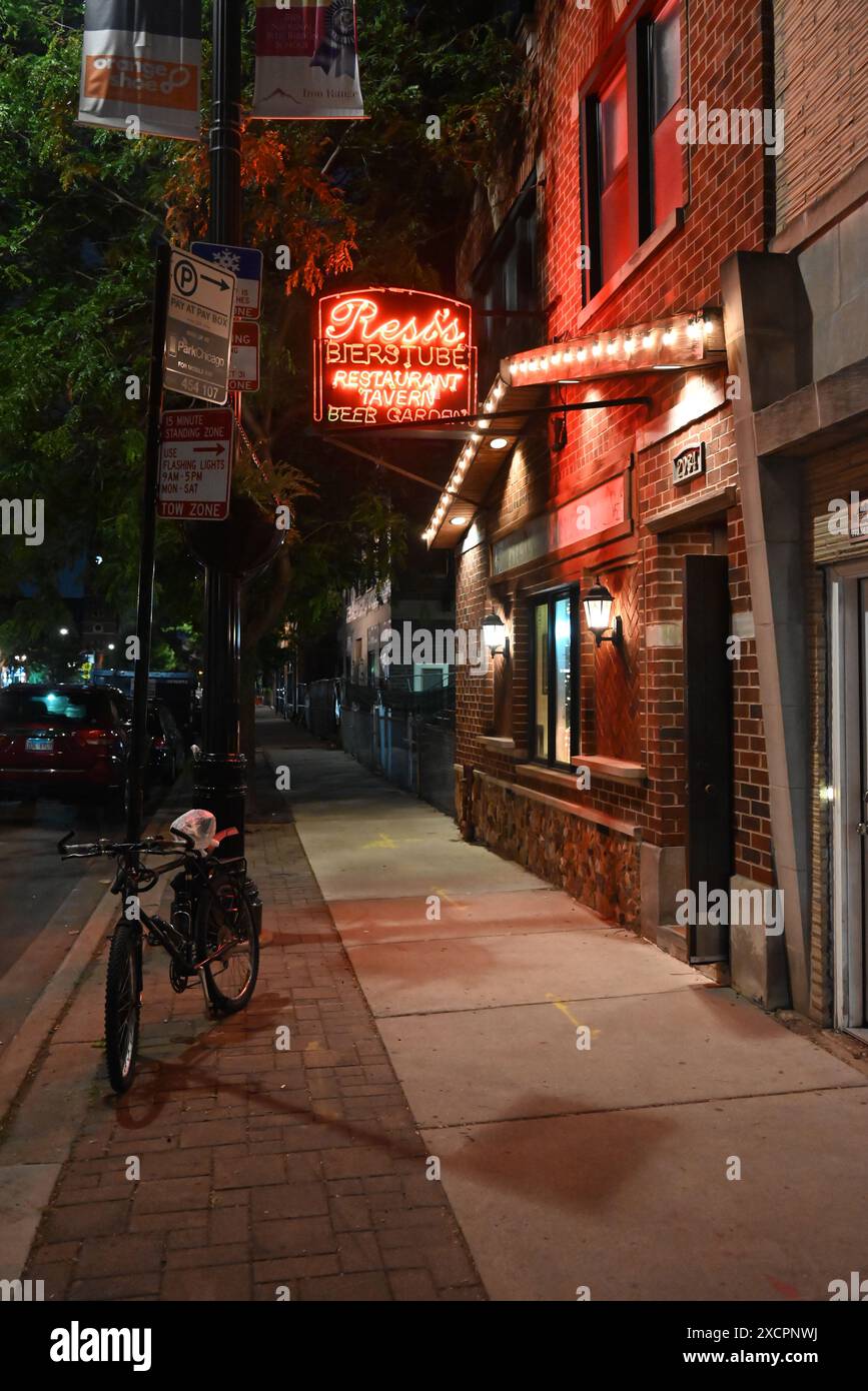 Resi's Bierstube est une taverne allemande de quartier au large d'Irving Park Road dans le quartier du centre-nord de Chicago. Banque D'Images