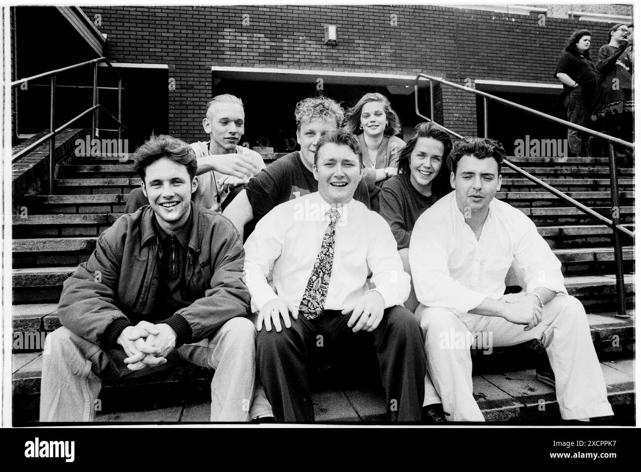 FILE PICS – CARDIFF, PAYS DE GALLES, Royaume-Uni - 5 JUILLET 1993 : Vicky Alexander (rangée arrière, droite) pose sur les marches du Students’ Union Building à Cardiff avec les autres membres de l’équipe de direction alors qu’elle commence son mandat en tant que responsable de l’éducation et du bien-être social. INFO : Vicky Alexander – Victoria Alexander, maintenant Lady Victoria Starmer – a fait partie de l’équipe de direction du Syndicat des étudiants de l’Université de Cardiff en tant qu’agente de l’éducation et du bien-être social (1993-94) et présidente (1994-95). Il peut y avoir des imperfections dans ce négatif d'archive vieux de 30 ans. Photo : Rob Watkins/Alamy Live News Banque D'Images