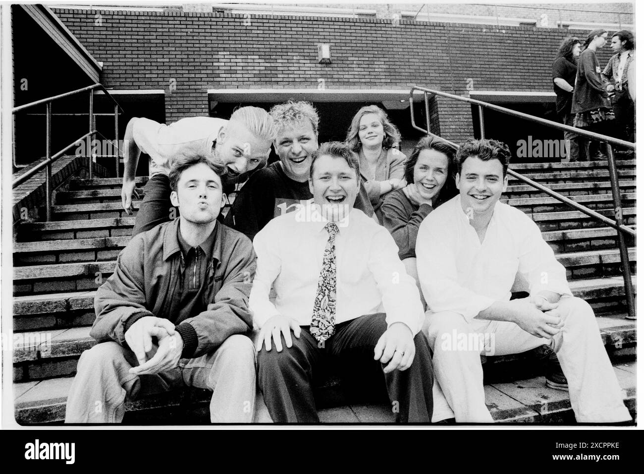 FILE PICS – CARDIFF, PAYS DE GALLES, Royaume-Uni - 5 JUILLET 1993 : Vicky Alexander (rangée arrière, droite) pose sur les marches du Students’ Union Building à Cardiff avec les autres membres de l’équipe de direction alors qu’elle commence son mandat en tant que responsable de l’éducation et du bien-être social. INFO : Vicky Alexander – Victoria Alexander, maintenant Lady Victoria Starmer – a fait partie de l’équipe de direction du Syndicat des étudiants de l’Université de Cardiff en tant qu’agente de l’éducation et du bien-être social (1993-94) et présidente (1994-95). Il peut y avoir des imperfections dans ce négatif d'archive vieux de 30 ans. Photo : Rob Watkins/Alamy Live News Banque D'Images