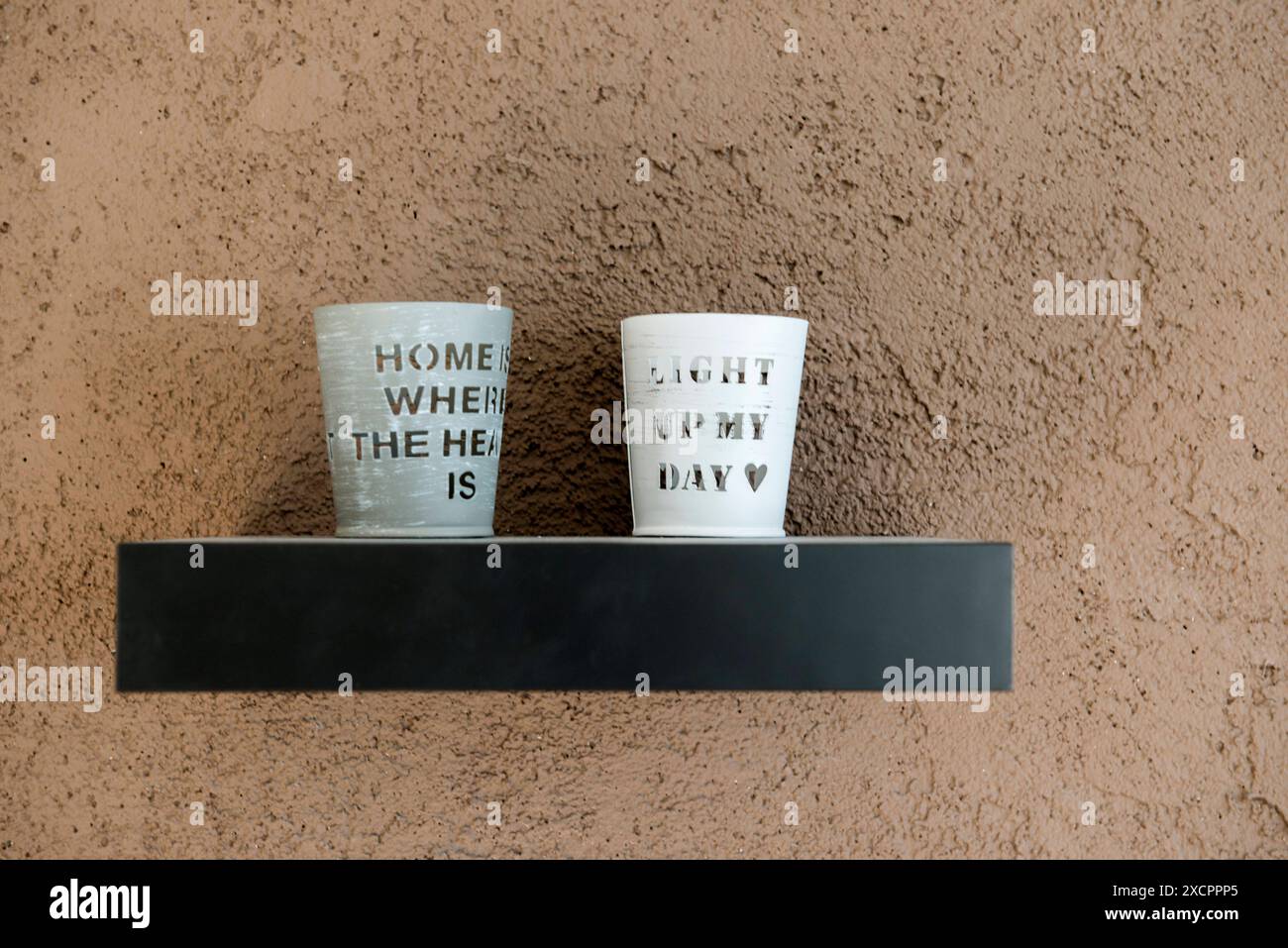 Étagère avec deux tasses étagère avec deux porte-bougies, Tilburg, pays-Bas. Tilburg Europalaan Noord-Brabant Nederland Copyright : xGuidoxKoppesxPhotox Banque D'Images