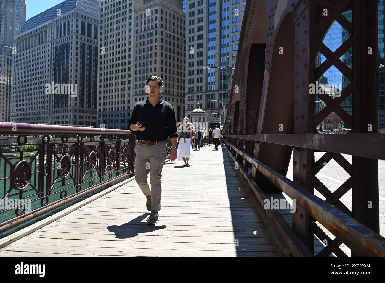 Les piétons traversent le pont Franklin Street dans le centre-ville de Chicago. Banque D'Images