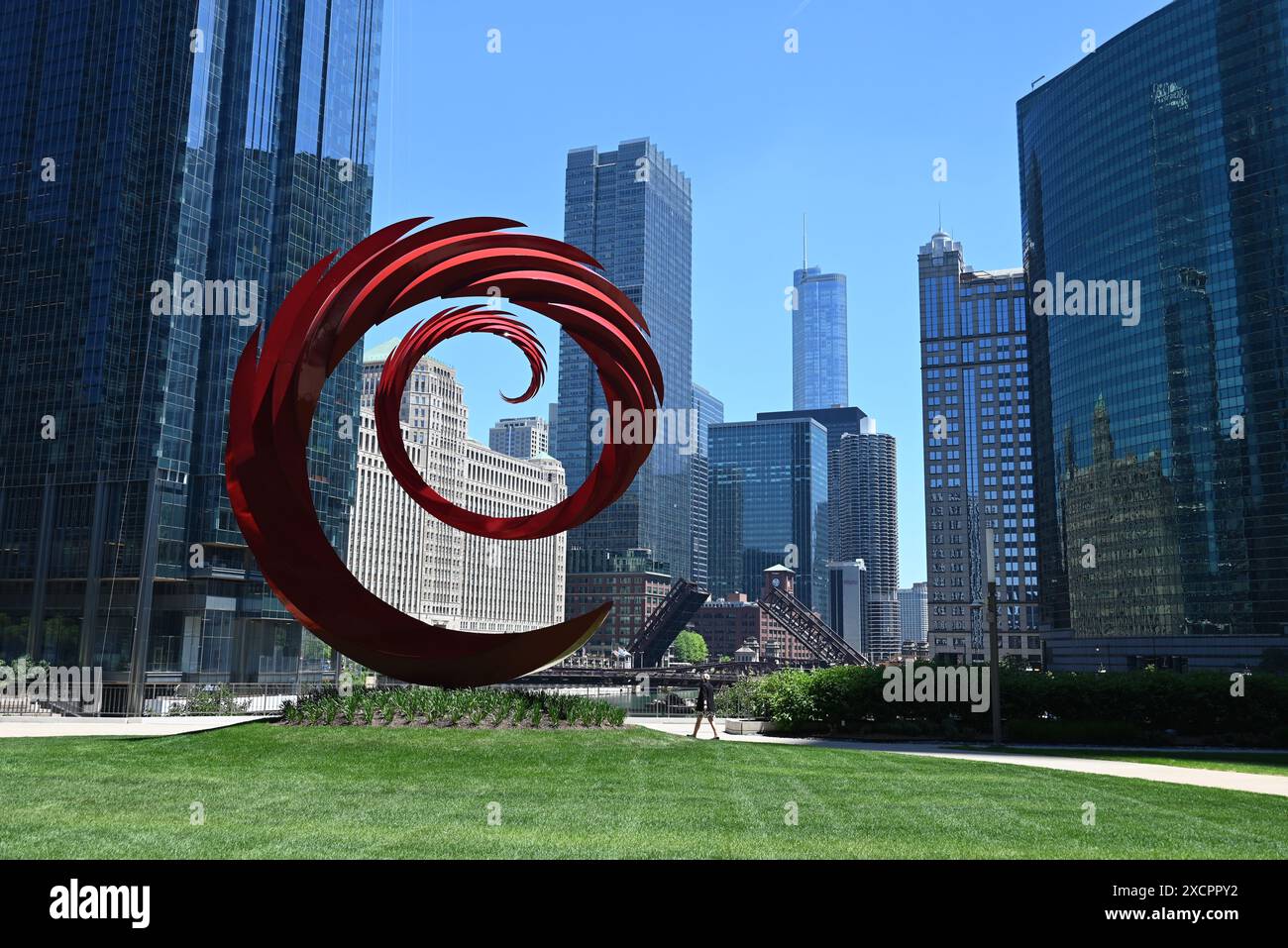 La sculpture en spirale Constellation de Santiago Calatrava avec l'horizon de la ville de Chicago le long de la rivière en toile de fond. Banque D'Images