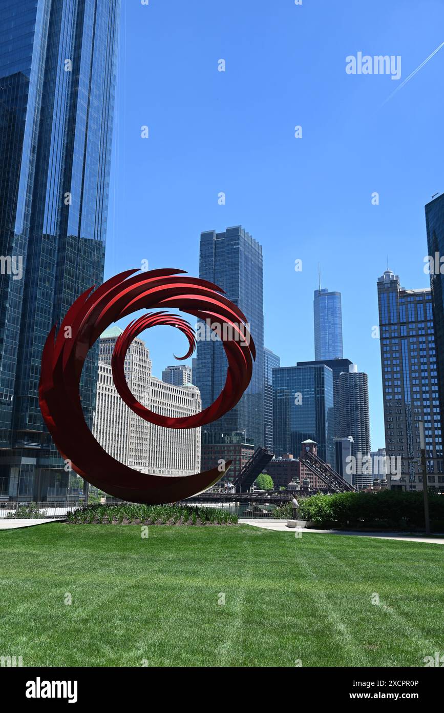 La sculpture en spirale Constellation de Santiago Calatrava avec l'horizon de la ville de Chicago le long de la rivière en toile de fond. Banque D'Images