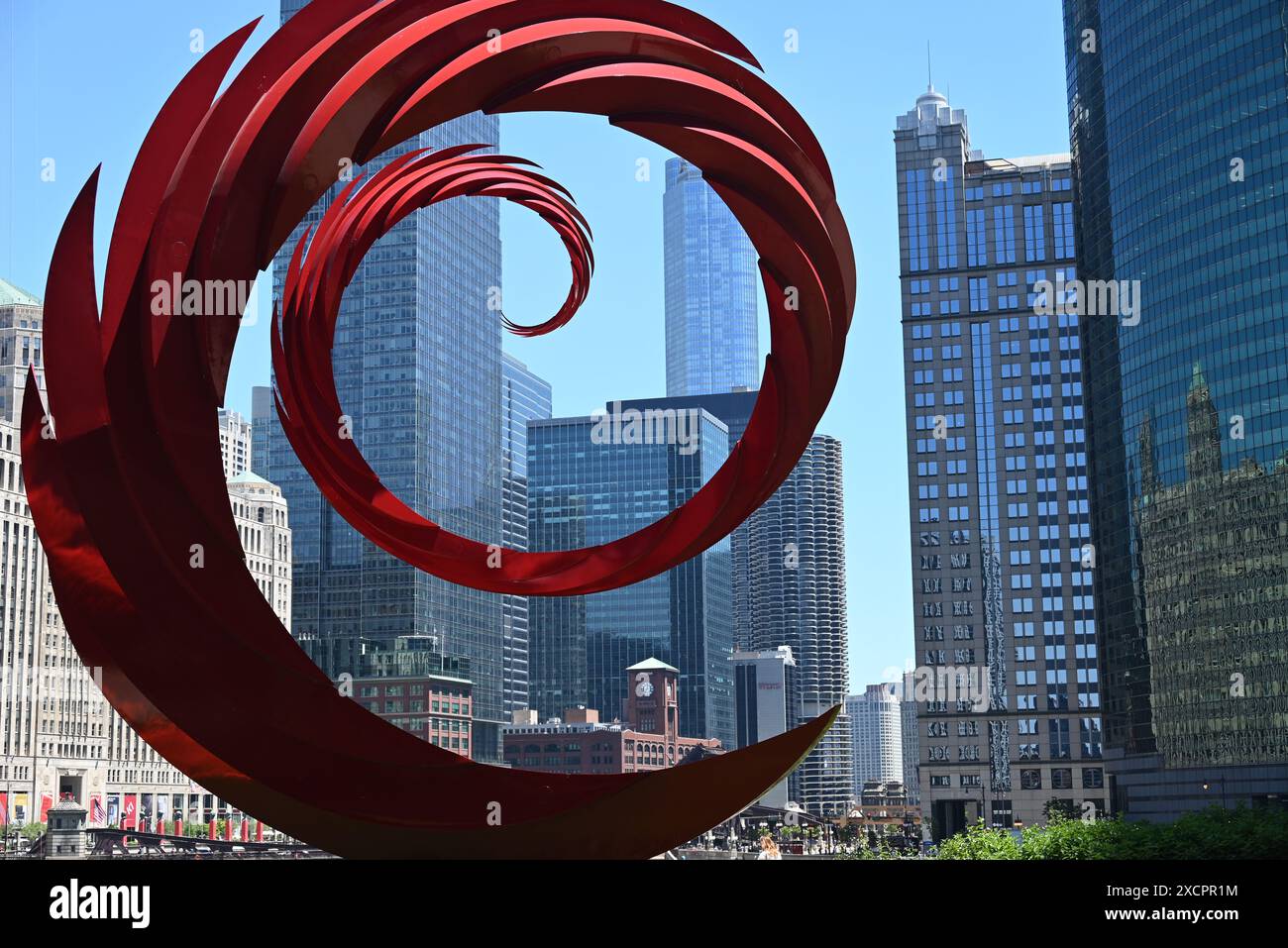 La sculpture en spirale Constellation de Santiago Calatrava avec l'horizon de la ville de Chicago le long de la rivière en toile de fond. Banque D'Images