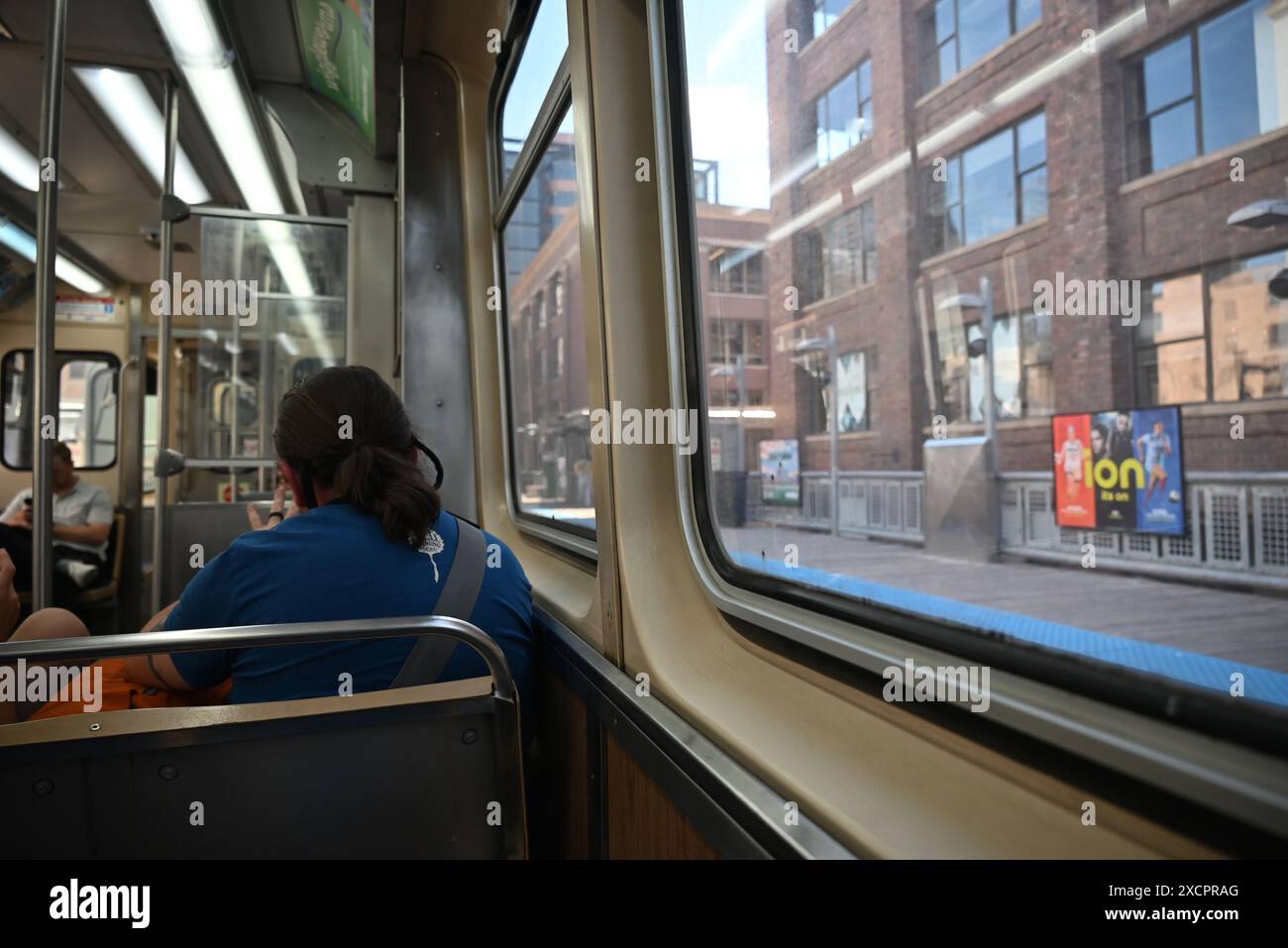 Regardant par la fenêtre d'un train surélevé dans le centre-ville de Chicago. Banque D'Images