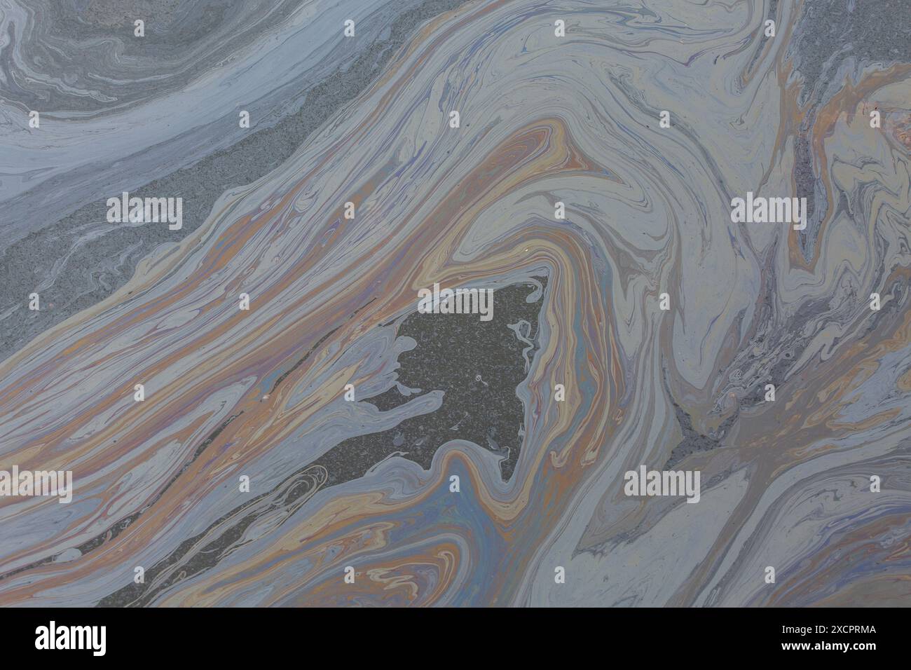 Fuite restante flot pétrochimique de nappe d'hydrocarbures à la surface de l'eau de mer. Nocif pour l'environnement. L'homme a fait le désastre. Singapour. Banque D'Images