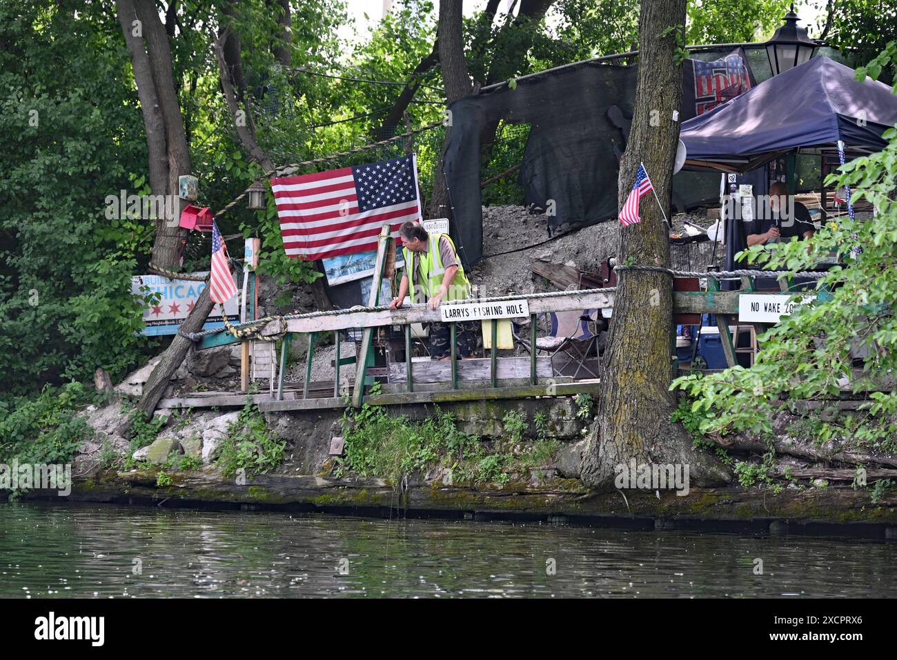 Larry's Fishing Hole est une grotte d'homme, construite à partir de jonque et de pièces détachées, sur la rive de la rivière Chicago dans le quartier de McKinley Park. Banque D'Images