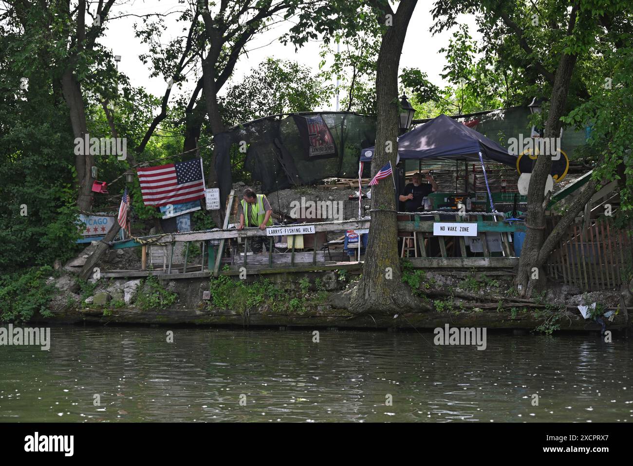 Larry's Fishing Hole est une grotte d'homme, construite à partir de jonque et de pièces détachées, sur la rive de la rivière Chicago dans le quartier de McKinley Park. Banque D'Images