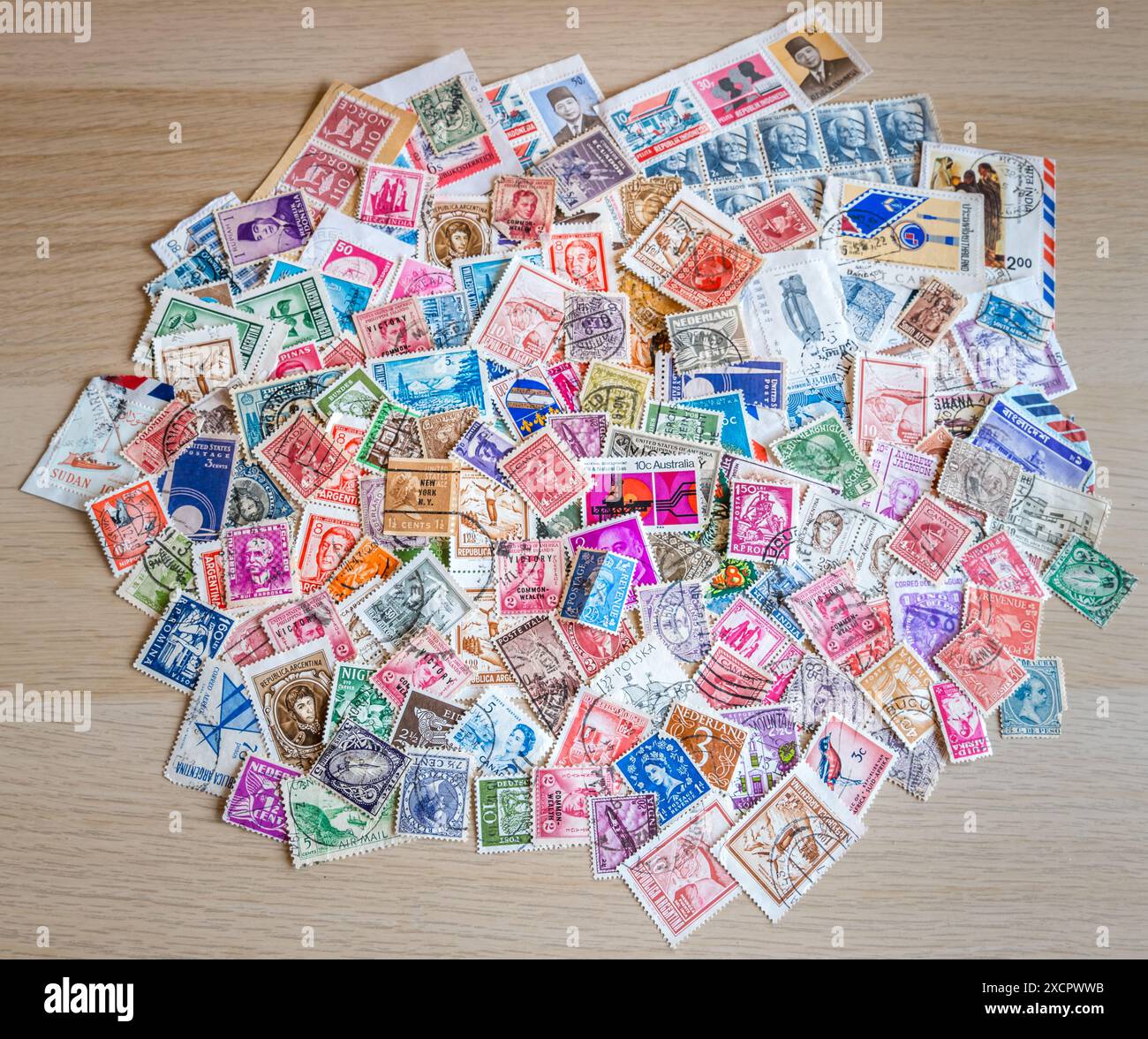 Collection de vieux timbres du XXe siècle utilisés européens et internationaux Banque D'Images