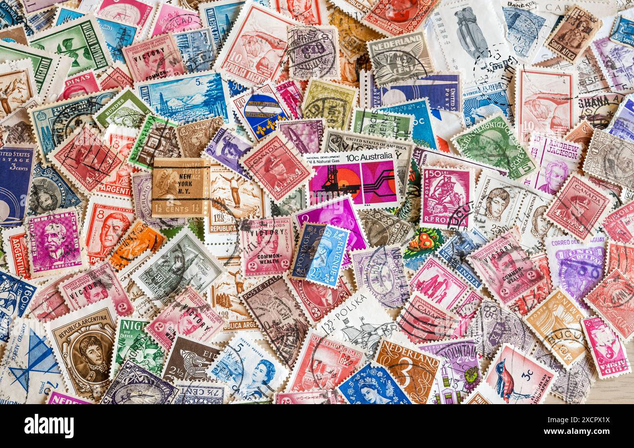 Collection de vieux timbres du XXe siècle utilisés européens et internationaux Banque D'Images