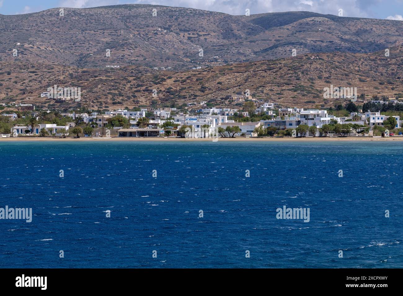 Vue panoramique sur la belle plage de Gialos à iOS Grèce Banque D'Images