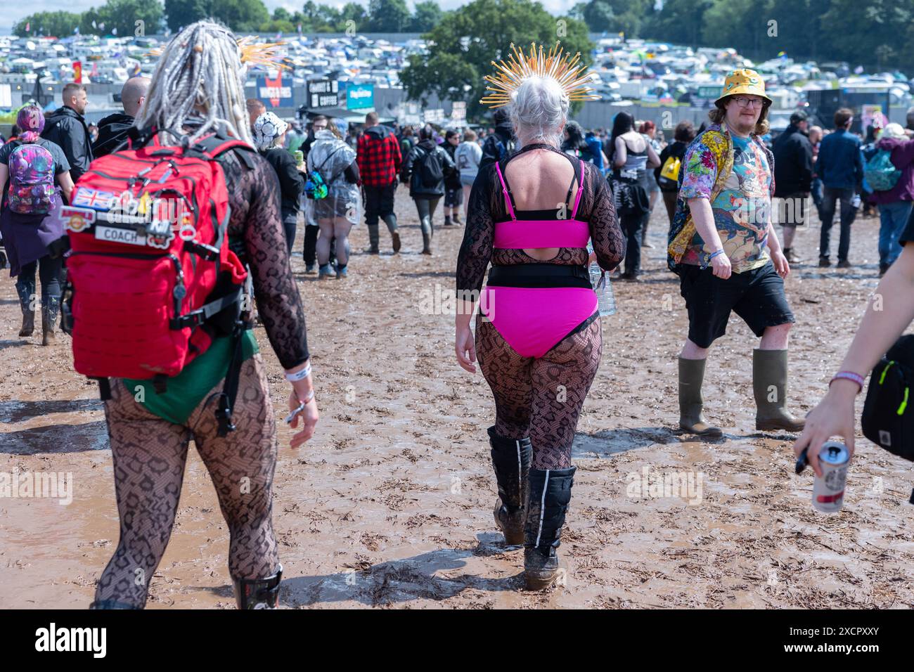 Leicestershire, Royaume-Uni. Samedi 15 juin 2024. Festivaliers au Download Festival 2024 à Donington Park. Download est le plus grand festival de rock et métal du Royaume-Uni avec une capacité de 75 000 personnes. Crédit : Katie Collins/EMPICS/Alamy Live News Banque D'Images